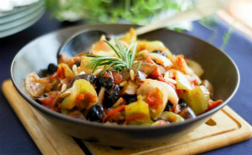 Тушеные овощи без масла. Бриам греческое овощное рагу. Рагу с кабачками в духовке. Рагу овощное с морепродуктами. Рагу с мидиями.
